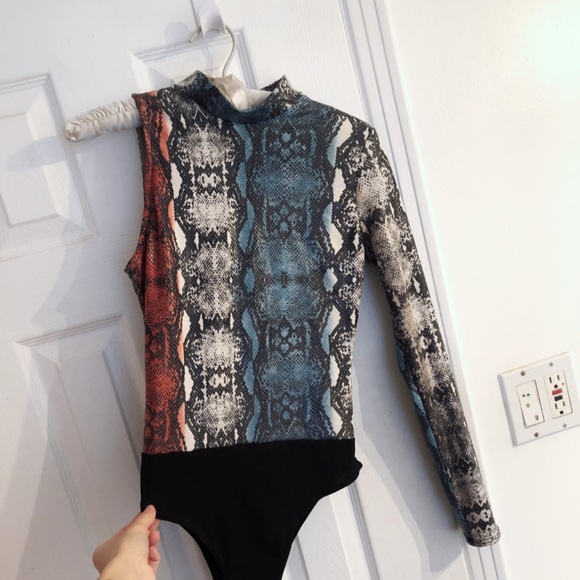 BRAND NEW Fashion Nova snakeskin bodysuit - Picture 1 of 4